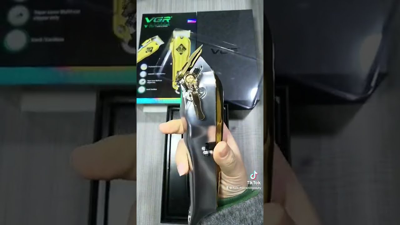 VGR V-267 Professional Clippers All Metal With A New Digital Display.