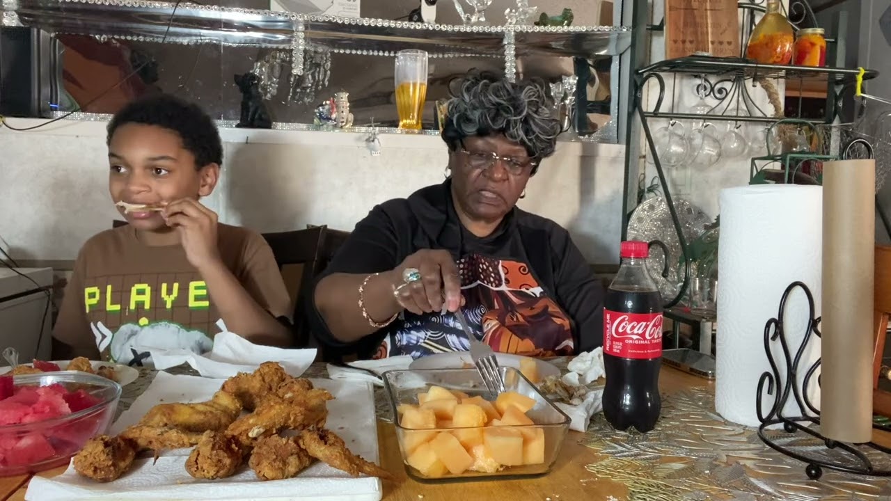 У нас есть жареная курица, крылышки, арбуз и дыня.