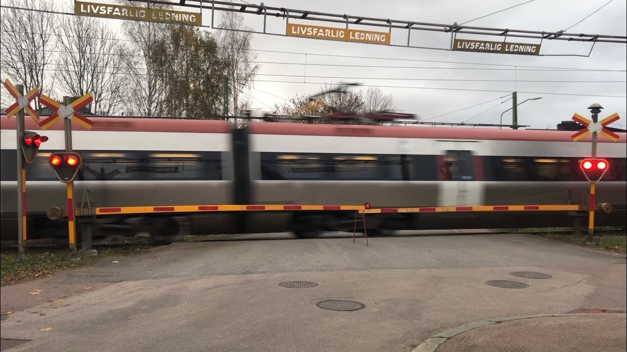 Swedish railroad crossing / järnvägsövergång i Sturegatan, Falun 