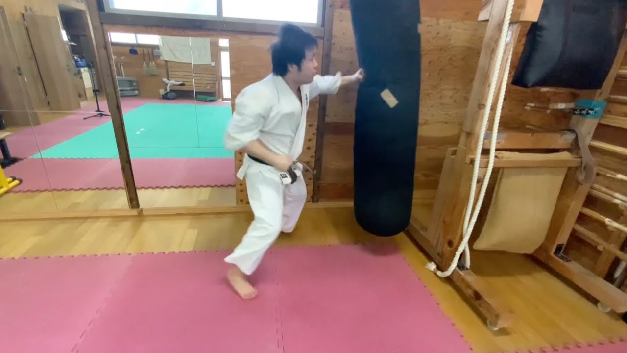 空手】サンドバッグ の打ち方！！ - YouTube