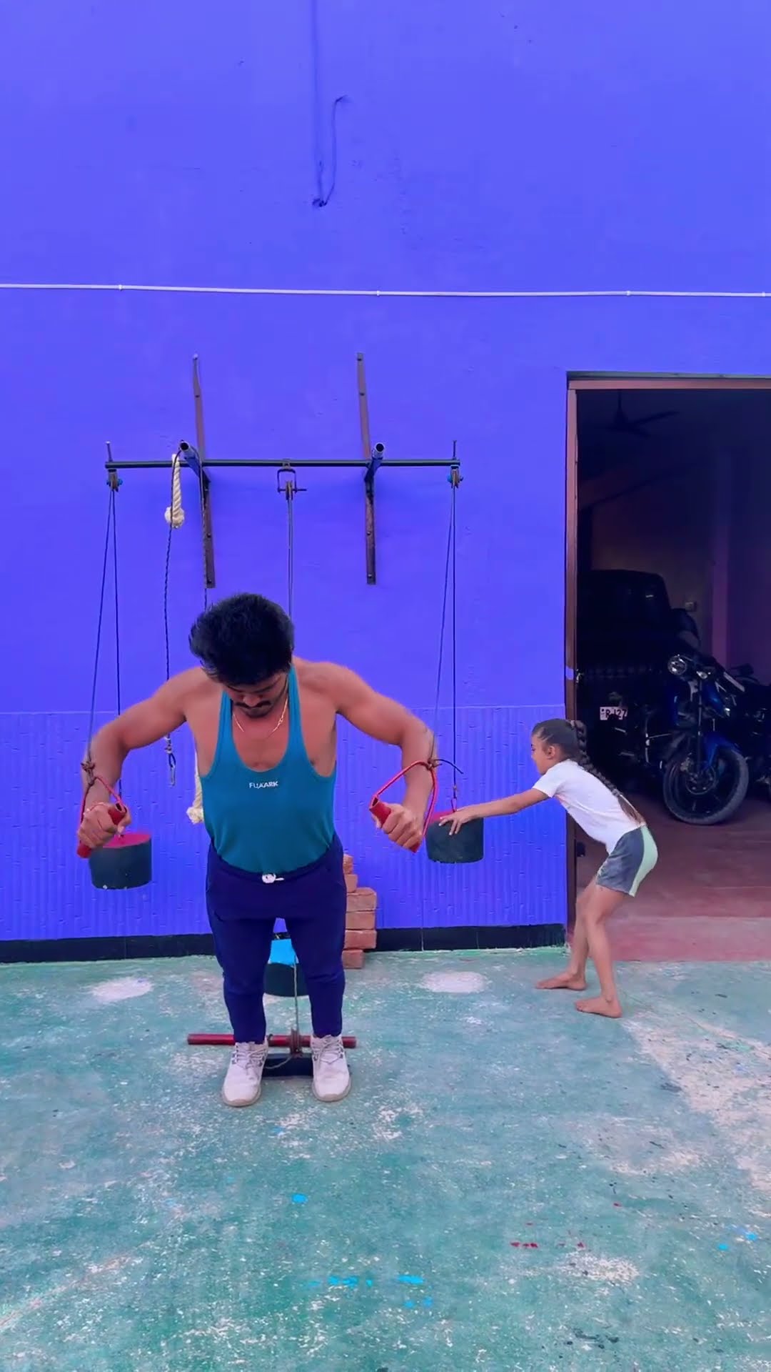 The girl is crazy ??? #shortvideo #funnyvideo