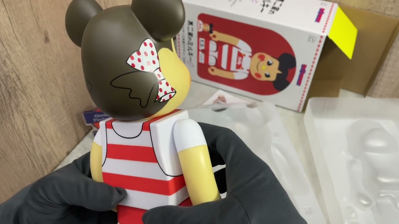 玩具開箱unboxing bearbrick ペコちゃんミルキー三角帽子デザイン100