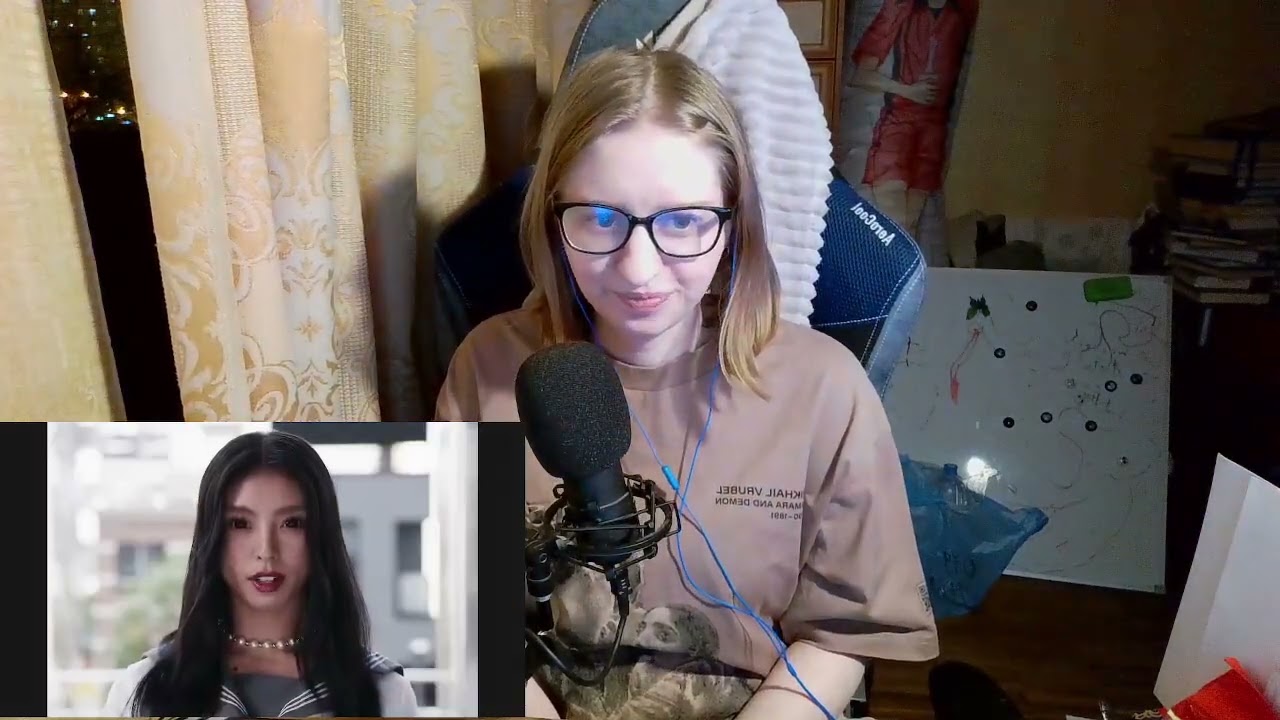 A Russian girl's reaction to f5ve - UFO    / ロシア人少女のビデオに対する反応 f5ve - UFO