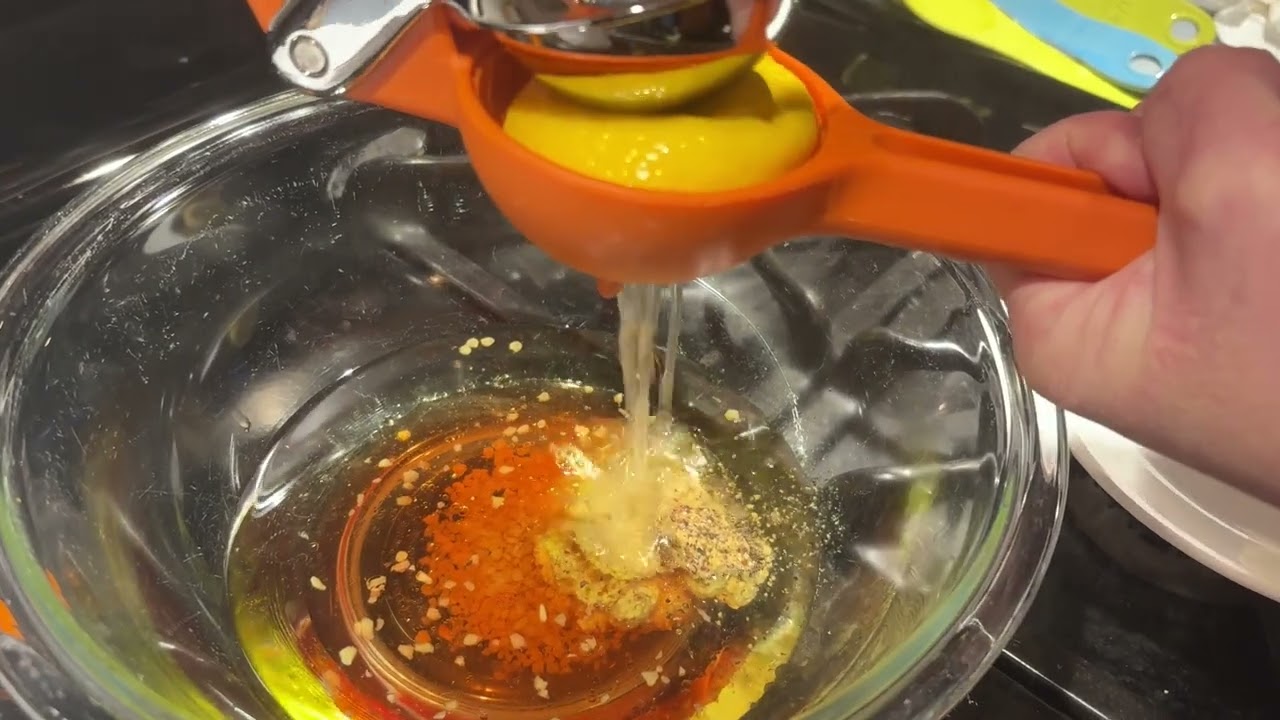 Lemon-garlic vinaigrette salad dressing ￼