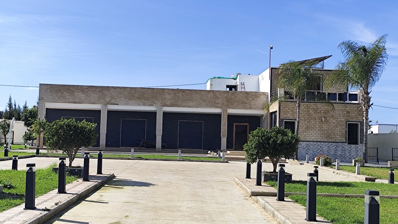 كاين فيلا كبيرة مساحتها 290متر المساحة الإجمالية 5000متر بين بن سليمان بوزنيقة مجهزة مع مسبح 