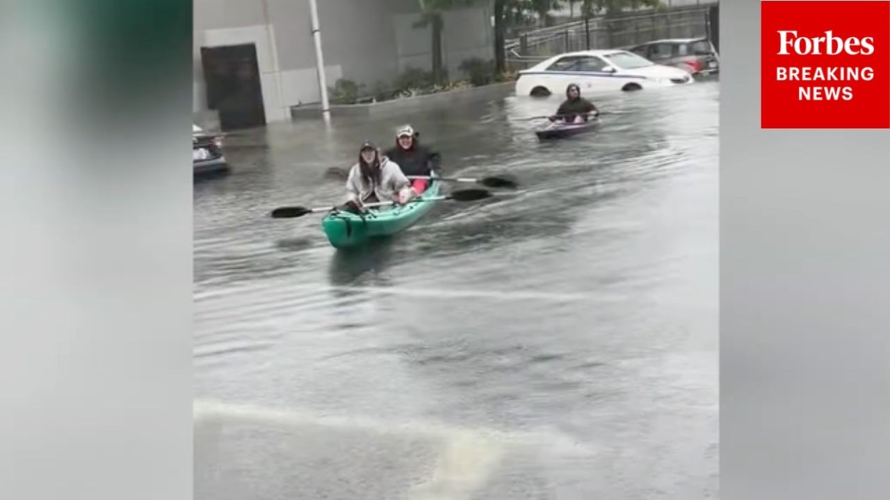 Nueva York enfrenta las peores inundaciones desde el huracán Sandy: residentes navegan en kayak por las calles
