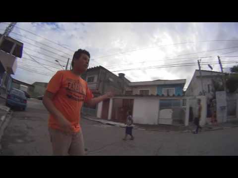FUTEBOL NA RUA DE PIJAMA