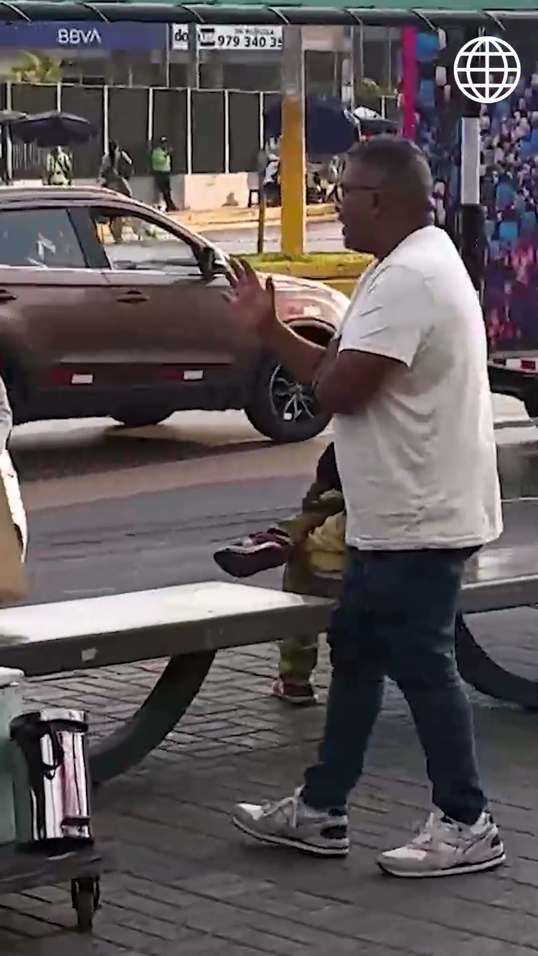 En la mesa | Choca y Wariqueando ayudaron a vendedores de la calle | #shorts