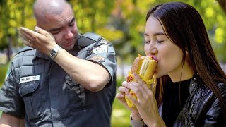 Полицейские покупают бездомной хот-дог, а потом она возвращается к ним на шикарном автомобиле.