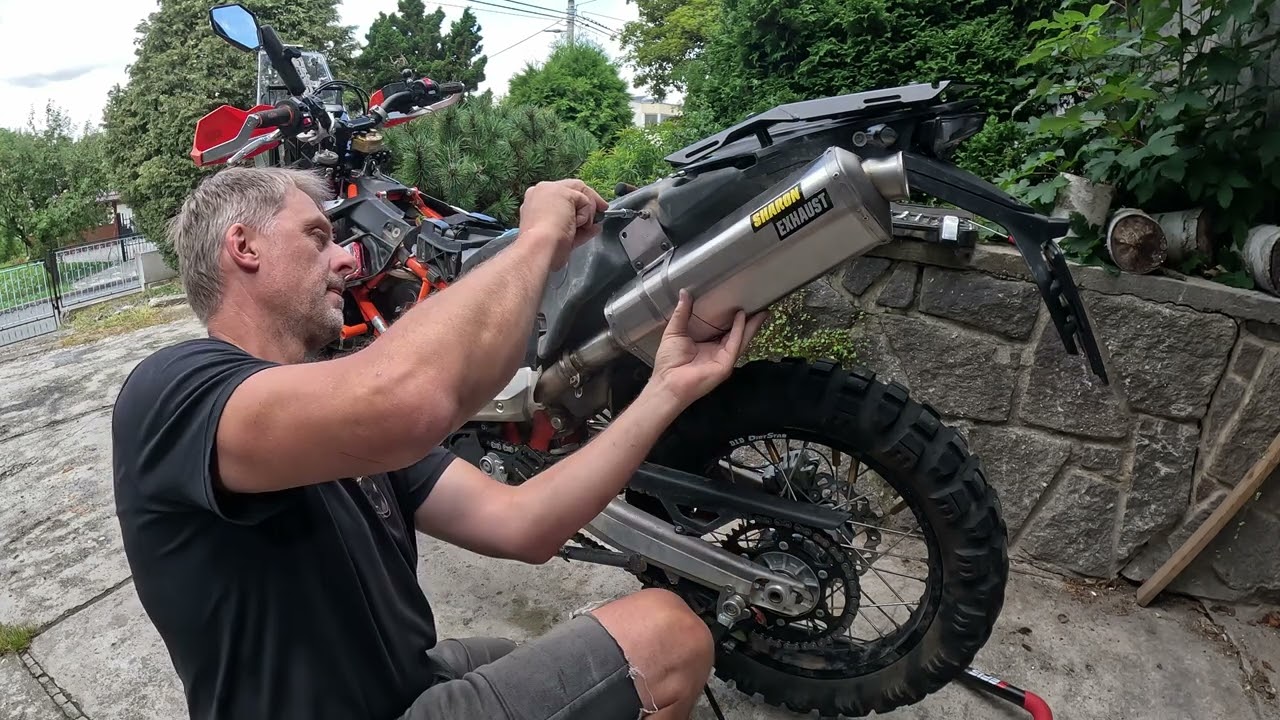 KTM 690 Enduro R 2019 Stock exhaust vs Sharon