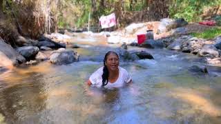 Hoy volví a bañarme en la quebrada que antes lavava ropa de mis papás y mis hermanos
