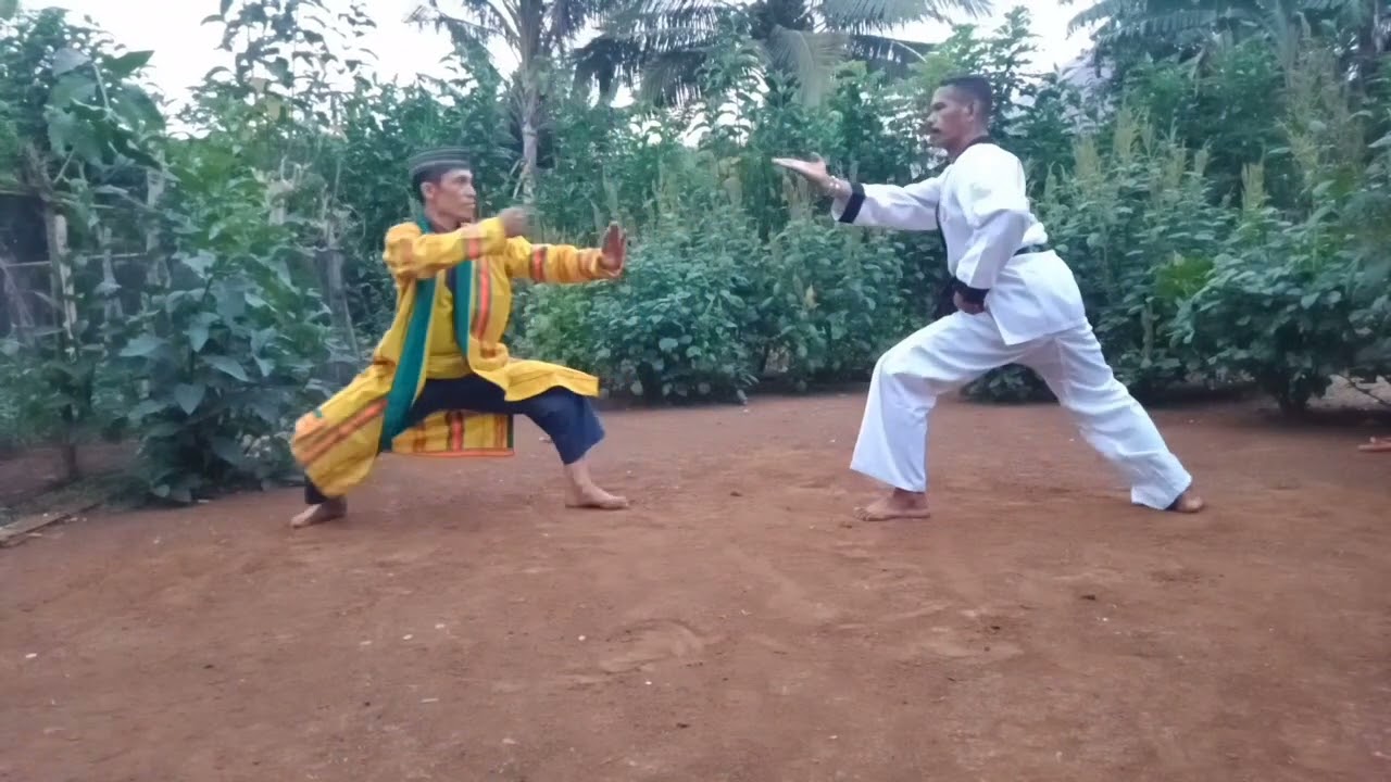 Pementasan silat Buton di Kel.Saragi/Buton bersama sang Maha Guru