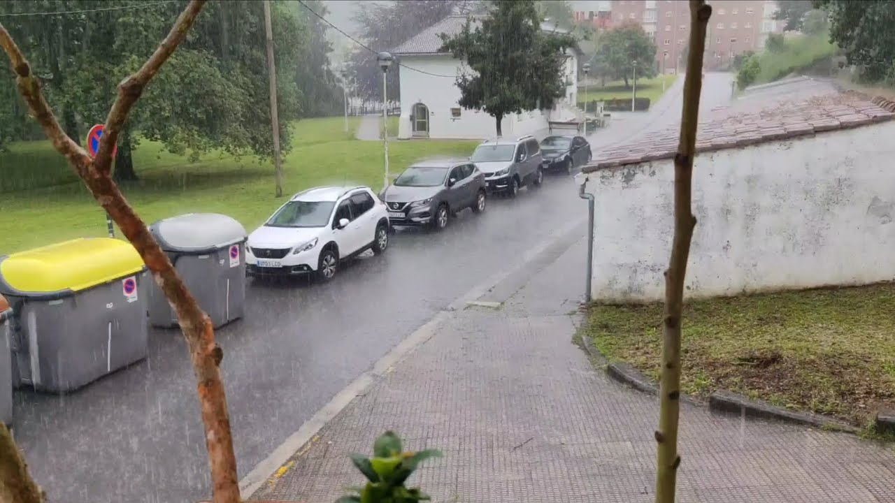 Fuertes tormentas con intensas lluvias al mediodía del 10 de mayo en Llodio (Álava)