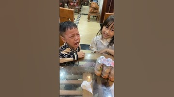 Người chị ghê gớm tham ăn lại còn đạp em.Pipi khóc thương quá #shorts