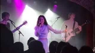 Synth-Pop Singer Amanda Tenfjord Performs 