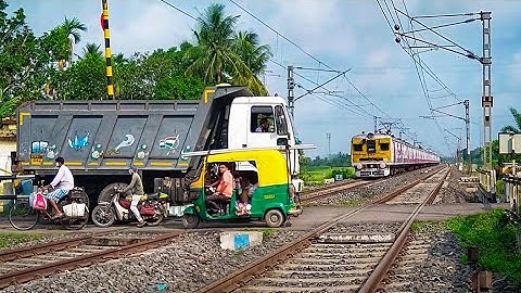 Huge Track Caused Heavy Jam at Busy Railgate | Speedy 12 Coach EMU Local passing Level Crossing