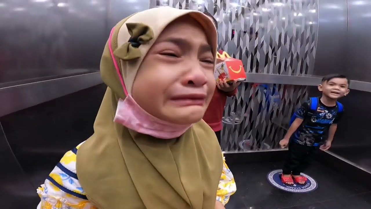 Sedih betul tengok Mel, smpai buka cermin kereta nak tengok kapal terbang, nak bubye mama 😭