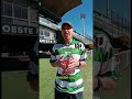 Ferro usando la camiseta del celticfc 