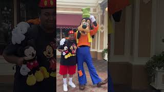 Meeting Goofy at Disneyland!