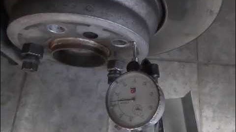 Measuring the axial runout of the front wheelhub of a BMW 745i e65