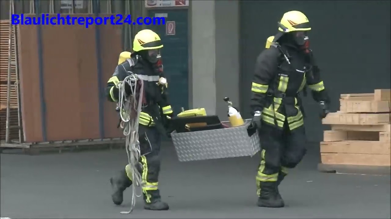 Großfeuer in Holzhandlung Explosion Personen Vermisst Großeinsatz für Feuerwehr