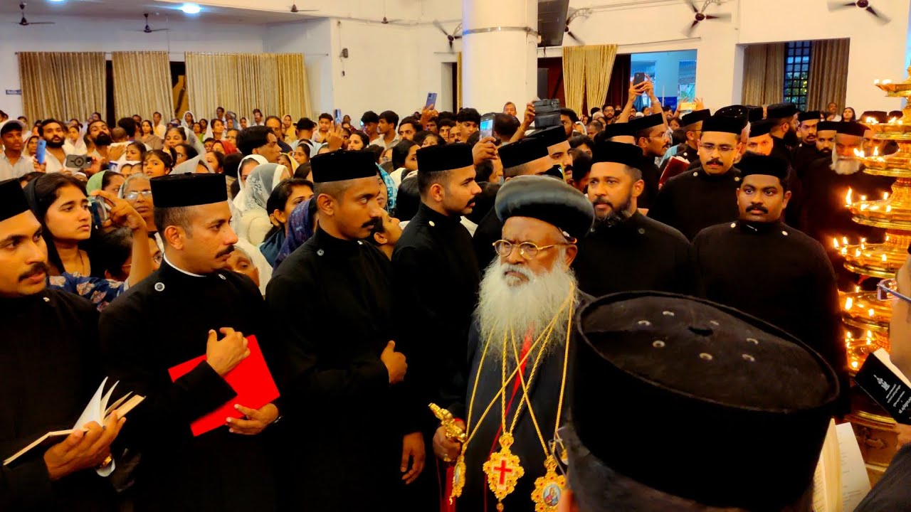 പരുമല പള്ളിയിലേക്കു തിരുമേനിമാരെ ആനയിക്കുന്നു | parumala perunal 2025