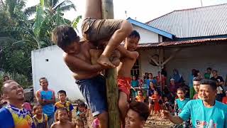 Lomba panjat pinang anak-anak Desa Alun Dua(ARADA)
