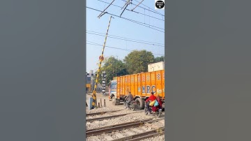 Railgate closing! 😯🛤️... Indian Railways 🇮🇳🚉♥️...#railgate #indianrailways #shorts