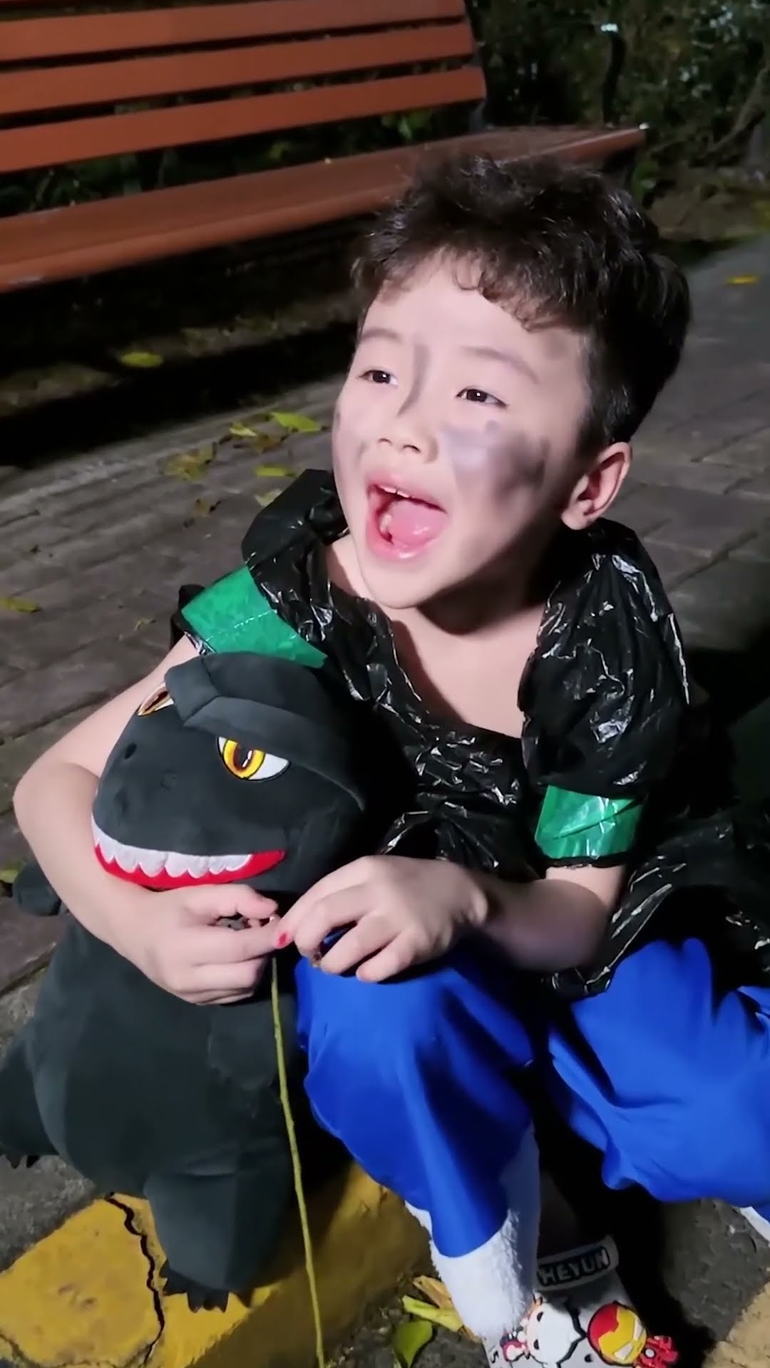 唐老六就这么喜欢小乞丐吗？把果果的衣服都给他了！#斗罗大陆 #唐舞桐与唐老六 #路飞 #果果 #唐老六