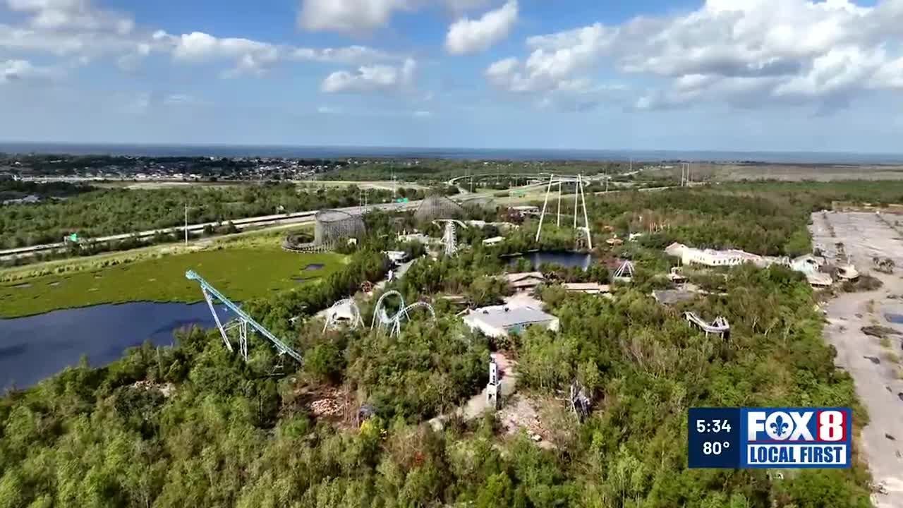 Бригады по сносу начали сносить заброшенный парк развлечений Six Flags, чтобы освободить место дл...