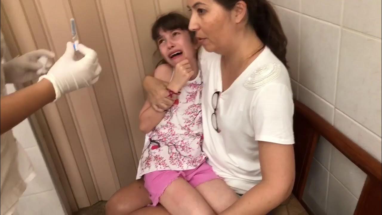 Прививки в ягодицу детям в школе. Уколы детям в больнице больно. Уколы маленьким девочкам. Прививки в ягодицу детям в школе. Как девочки делают укол.
