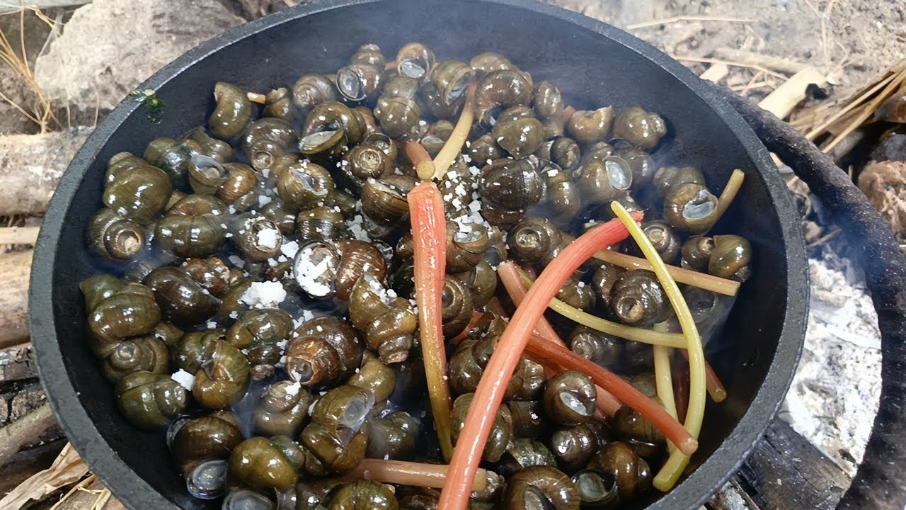 Sinh tồn ở lán hai em chỉ ăn vậy qua bữa