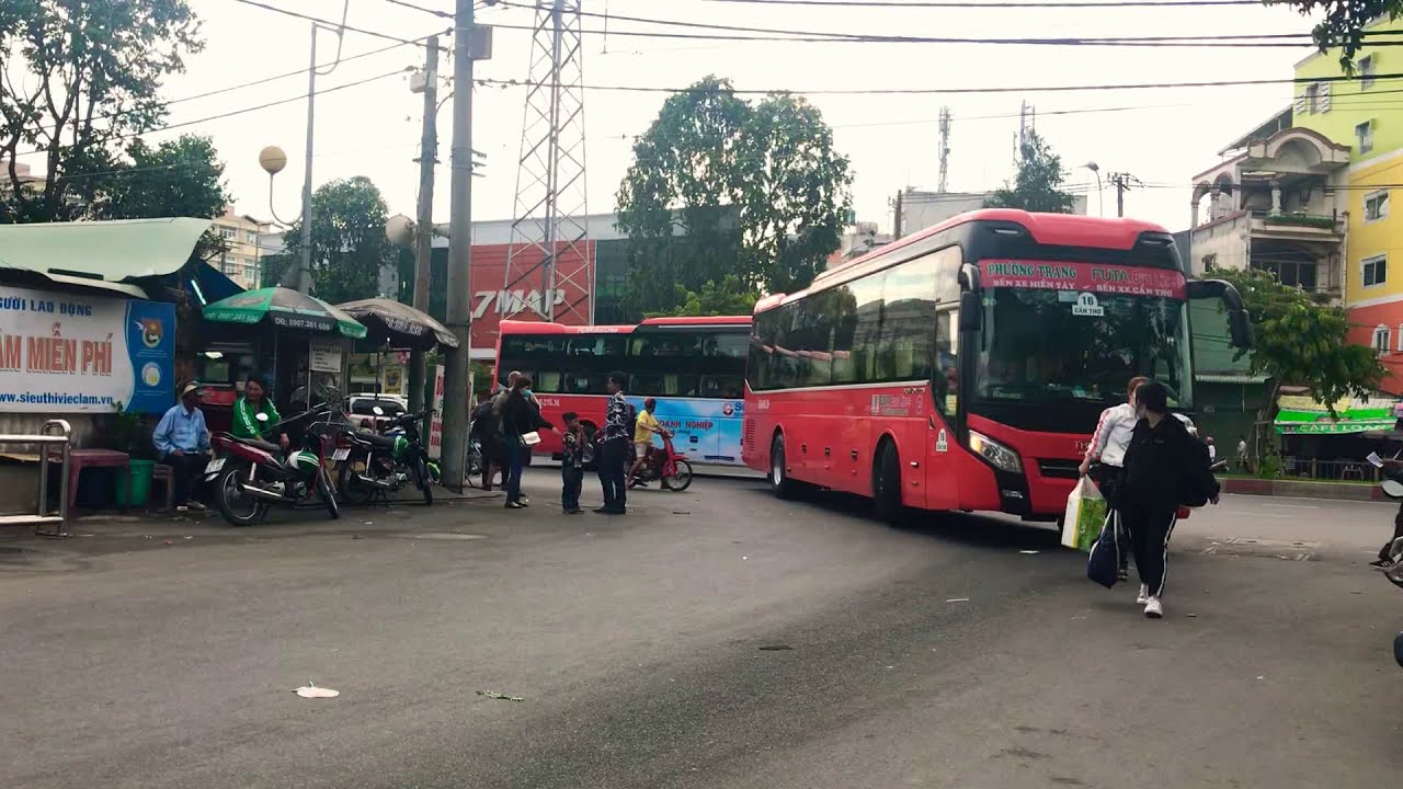 chành xe phương trang Update Xe Phương Trang đồng loạt vào Bến xe Miền Tây đông như hội