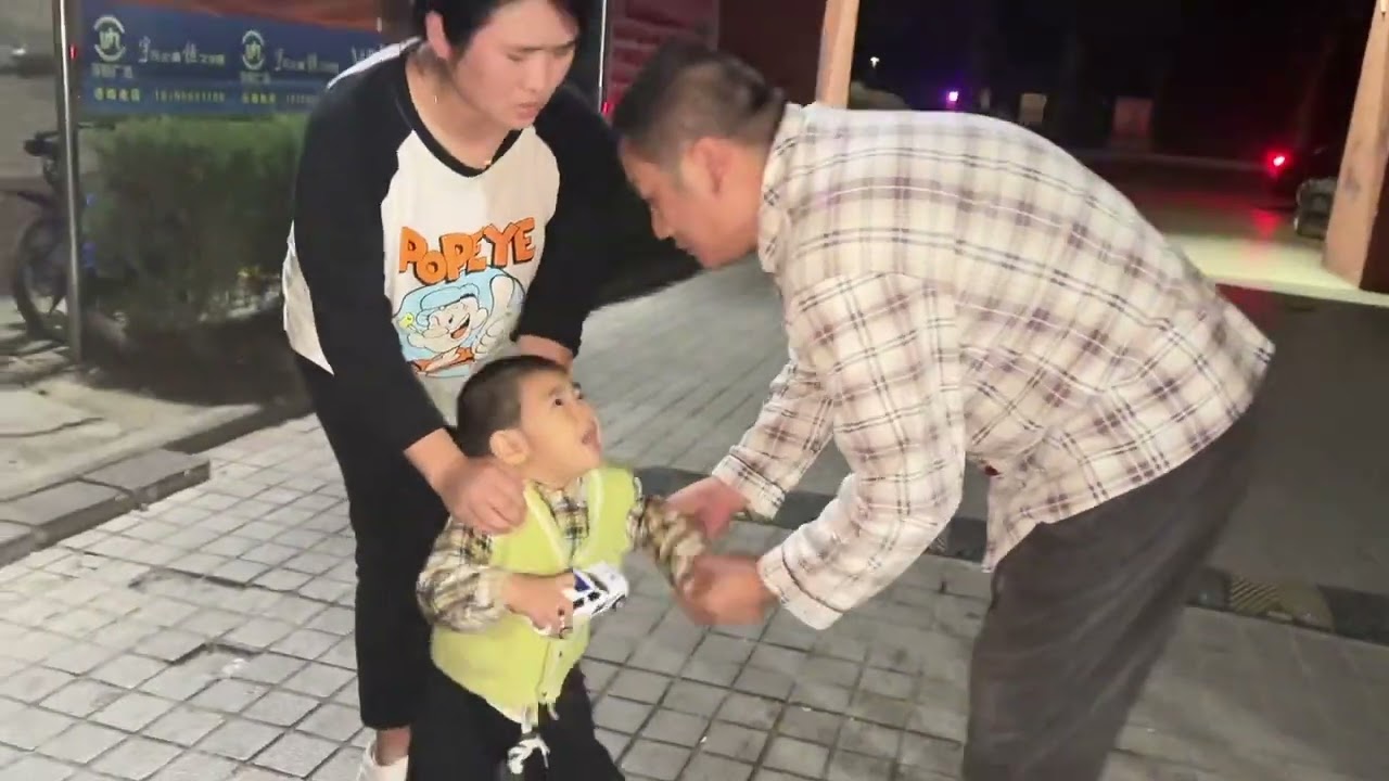 Highly Skilled Chinese Bone Setting Doctor Heals Child's Dislocation in a Flash