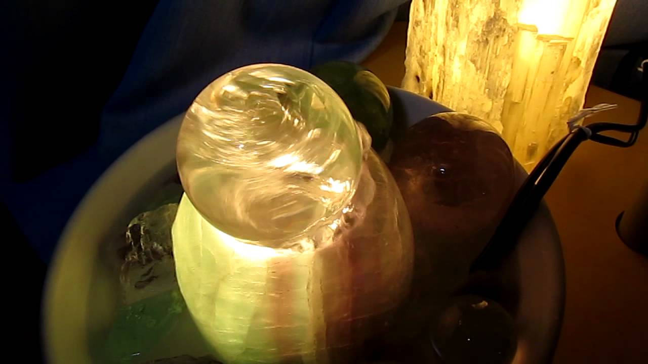 クリスタルファウンテン 水晶（大） - YouTube