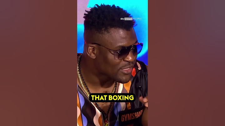Francis Ngannou savagely clicks fingers at Tyson Fury in front row! 🥶