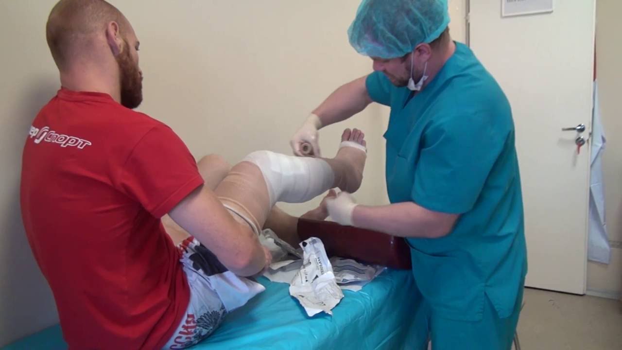 Евгений Бредихин накладывает пластиковый гипс