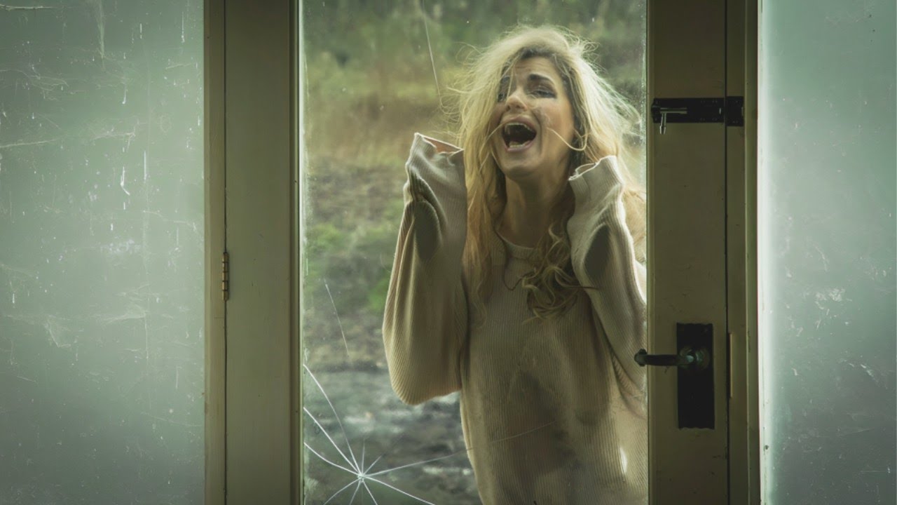 بتقعد مع أولاد جوزها في بيت منعزل عشان تقرب منهم ومتوقعتش اللي هيحصلها هناك والنهاية صـادمـة/ ملخص