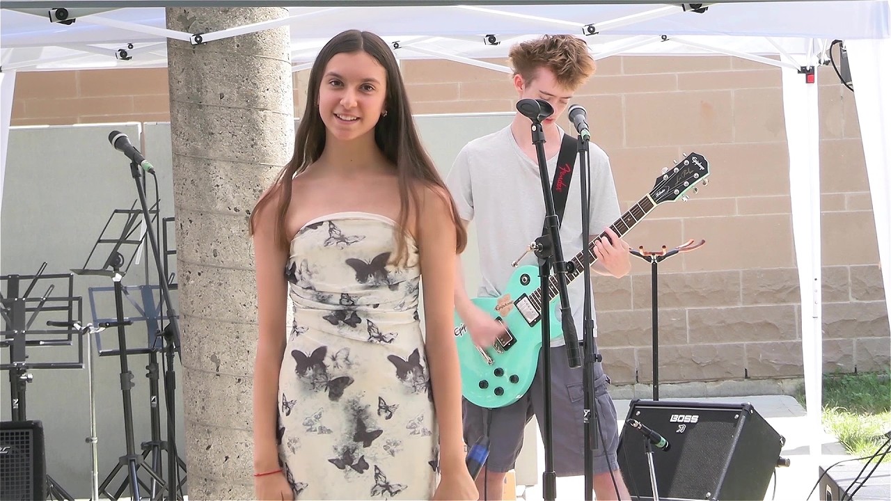 Self Esteem Outdoor Performance auf YouTube ansehen Self Esteem Outdoor Performance auf YouTube ansehen
