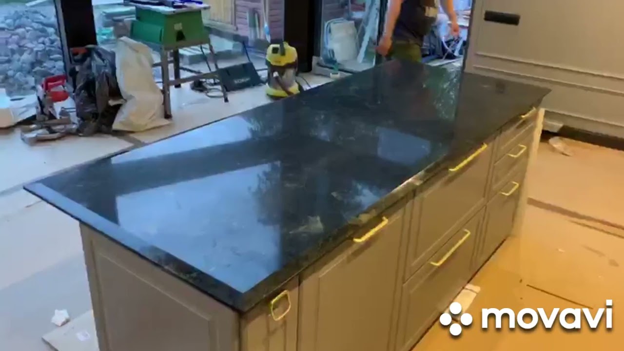 Кухонная столешница и остров из натурального камня/гранит.