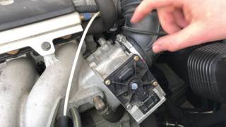 How to clean a throttle body valve Volvo V70 clean throttle buildin with throttle valve cleaner DIY