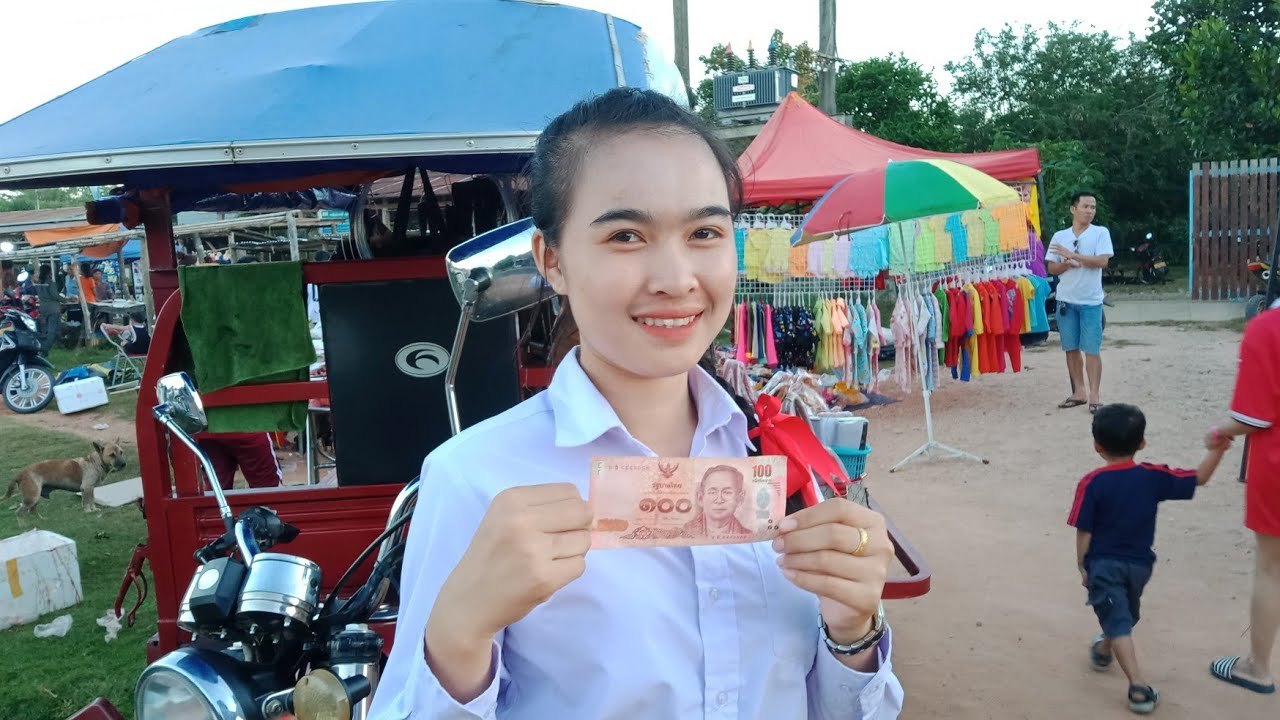 ใช้เงิน100บาทชื้อของตลาดนัดอยู่ลาว = ໃຊ້ເງິນ100ບາດຊື້ຂອງໃນຕະຫລາດນັດ