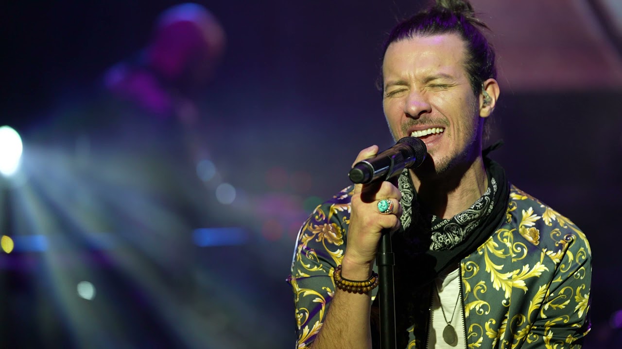 Rayne Johnson - Love Em While You Can (Live on Mandolin)