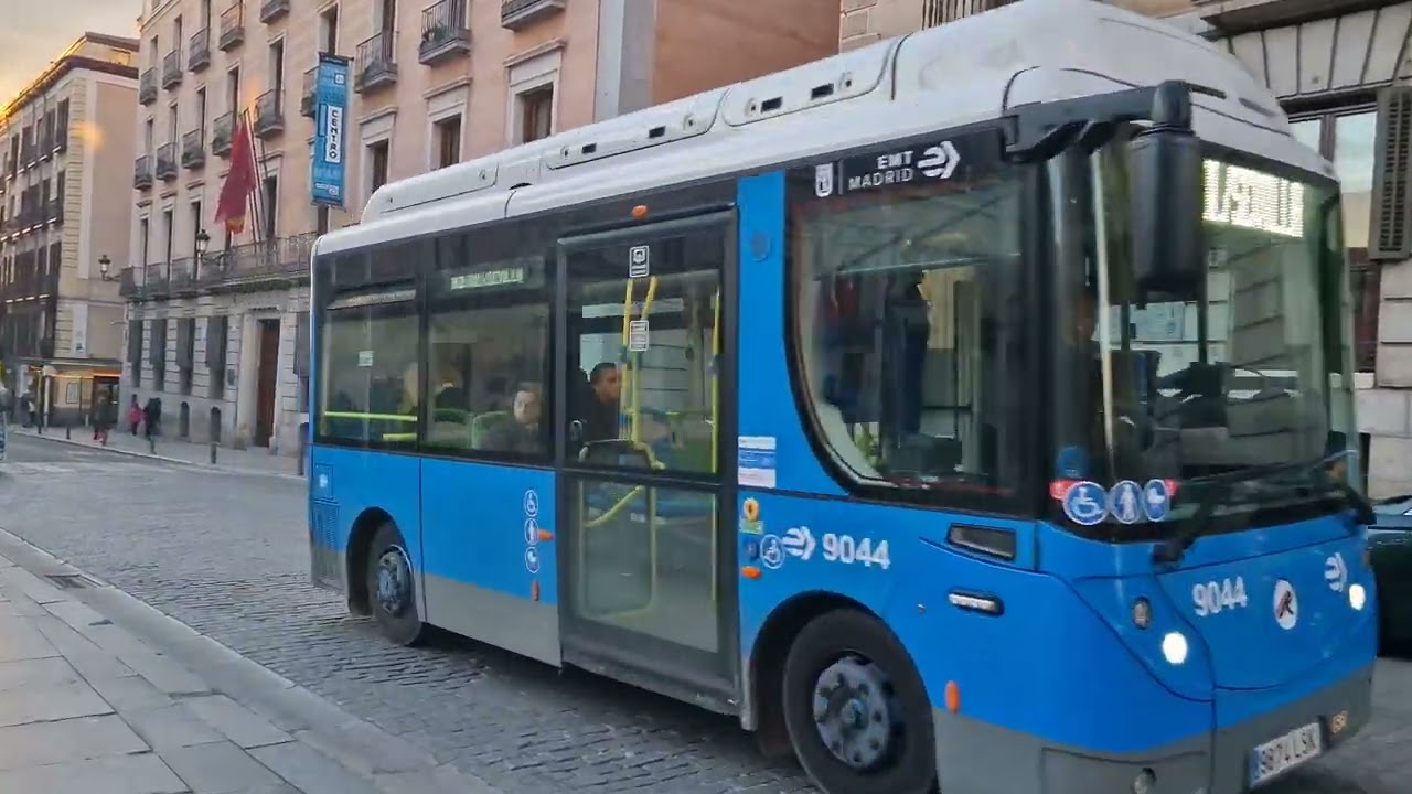 walking in beautifull Madrid city centre mid January 2025