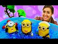 ¡Los Minions en la Guarderia infantil! Juegos en la piscina. Videos de juguetes de  Despicable Me