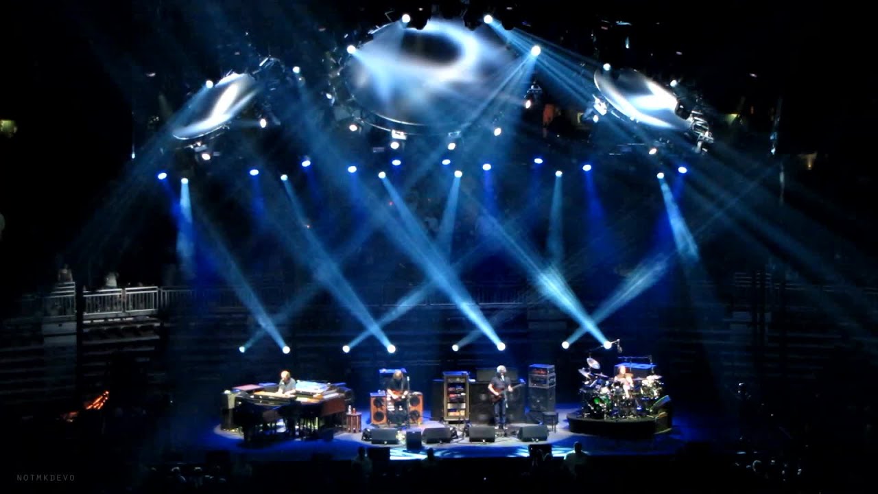 ⁣Phish: Makisupa Policeman → Night Nurse → Makisupa Policeman [HD] 2010-10-26 - Manchester, NH