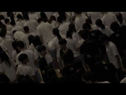 松山家商高校生畢業歌，原創音樂的幕後花絮與討論內容分享，深入拍攝過程與老師的協助支持。樂團練習現場的實況與幕後執行，將校園與後山景致巧妙交融，成為信義區高職高中職業學校的拍片影片製作。學生親身參與，透