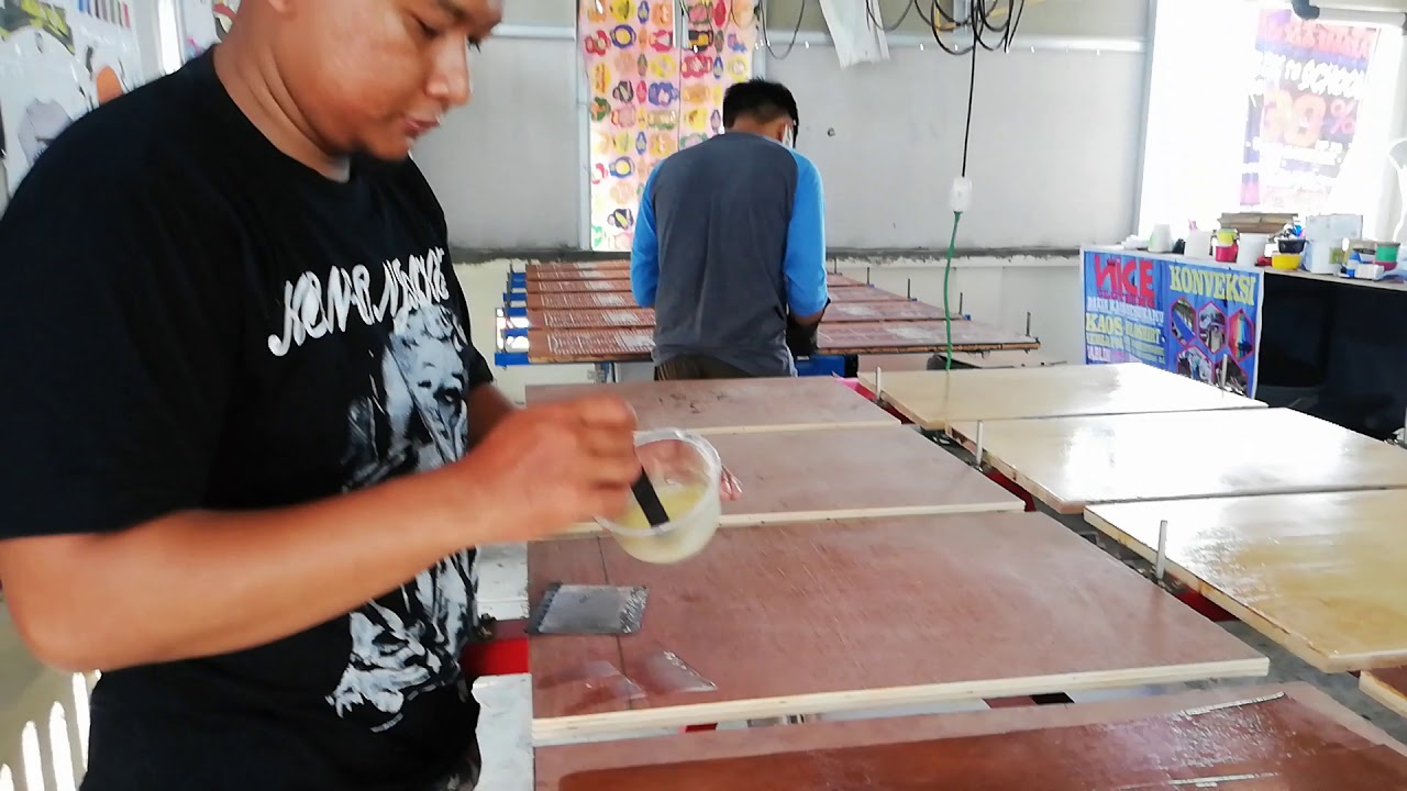  Meja  Sablon  Thailand  Proses pelapisan dengan resin agar 