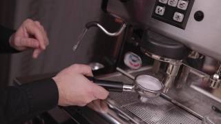 PULIZIA CON IL FILTRO CIECO - Scuola del Caffè Demar Caffè - YouTube