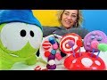 Spielzeugvideo für Kinder - Wir machen für Om Nom Bonbons und Lutscher
